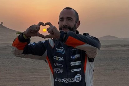 Quico Pardo, feliz durante una de las puestas de sol en el desierto de Arabia Saudí.