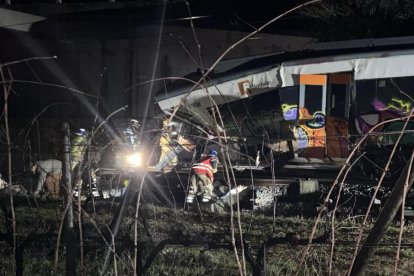 Los equipos de emergencias rescatando a los viajeros del tren de Rodalies