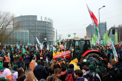 Decenas de agricultores protestan contra el acuerdo con Mercosur en las puertas del Parlamento Europeo.