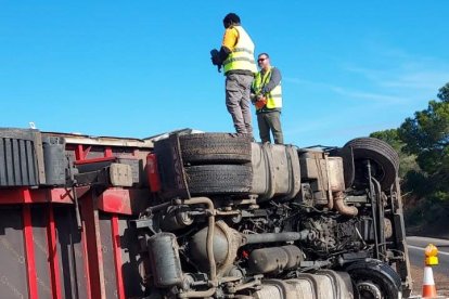 El tráiler ha volcado a la altura del kilómetro 306, en L'Ampolla.