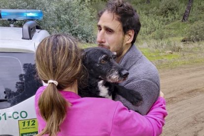 Imagen del rencuentro de Boro, el perro perdido en el accidente de Cordoba, con su familia