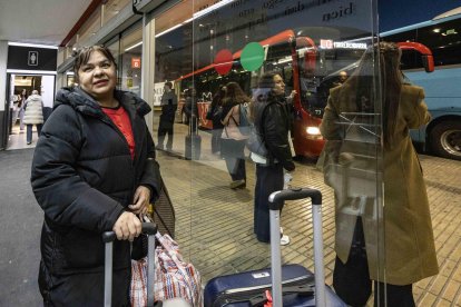 Marilyn Zerpa, venezolana de visita en España, tenía el billete de tren comprado pero tuvo que venir de Barcelona a Tarragona en un autobús de larga distancia.