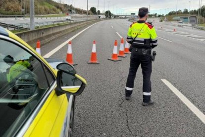 Un agente de los Mossos d'Esquadra en la gestión del tráfico en el corte de la AP-7.