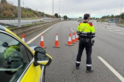 Un agente de los Mossos d'Esquadra en la gestión del tráfico en el corte de la AP-7.