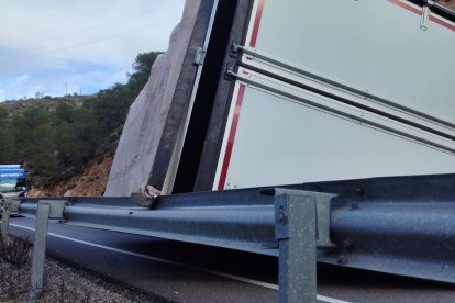 Uno de los remolques ha perdido la verticalidad y ha volcado encima del quitamiedos de la carretera, en Pinell de Brai.