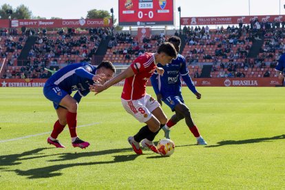 Marc Montalvo es perseguido por dos jugadores del Teruel.