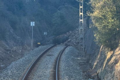 Las piedras han bloqueado llos raíles en este tramo de una sola vía.