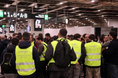 Maquinistas protestando en la estación de Sans, en Barcelona.