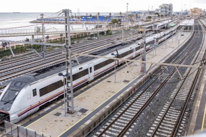 Un tren parado en la estación de Tarragona.