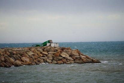 El faro verde de Cambrils ha caído por culpa del viento