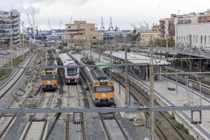 Estación de tren de Tarragona con el servicio de Rodalies parado