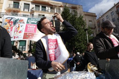 Xavier Currius ha guanyat el 40è Concurs de Menjar Calçots de Valls, amb 3,9 quilos.