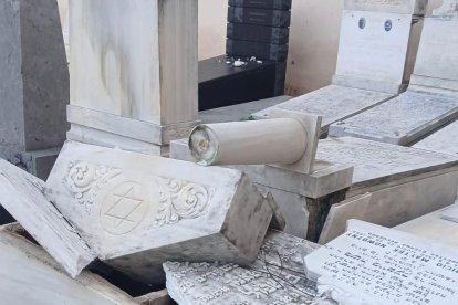 Imagen de los daños compartida por la Comunidad Judía de Barcelona