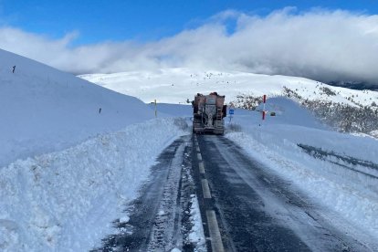 Una máquina quitanieves trabajando en una carretera de Catalunya.