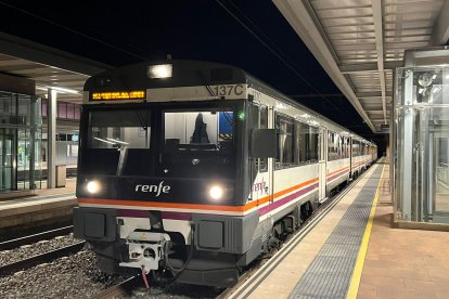 Un tren sale de la estación de Reus en dirección Barcelona