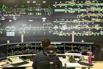 Así es el centro de control de Adif.