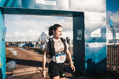 Núria Gil, entrando en meta.