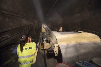 Obras de Adif en uno de los túneles de la R-15 en agosto de 2018.
