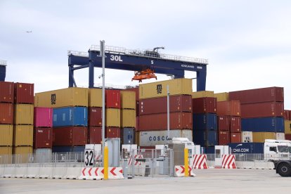 Puntos semiautomáticos moviendo contenedores en la terminal BEST del puerto de Barcelona