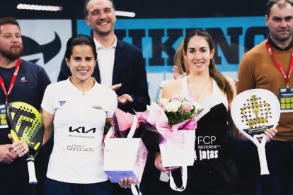 Aida Martínez y Anna Ortiz, con sus trofeos de subcampeonas tras la final.