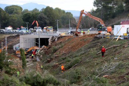 La AP-7 está cortada por los trabajos de recuperación de la vía tras el accidente ferroviario de Gelida