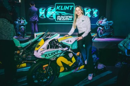 Superpao, junto a su nueva moto durante la presentación del equipo Forward Racing.