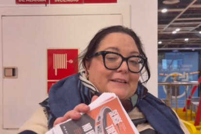 Ana Gómez, portavoz de Dignitat a les Vies, con los 'flyers'.