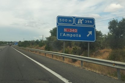 Los camiones que circulan sentido Barcelona tienen que salir por L'Ampolla.