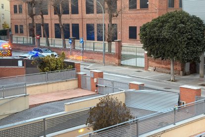 La policía avisa a los vecinos de Riudoms de que deben quedarse en casa.