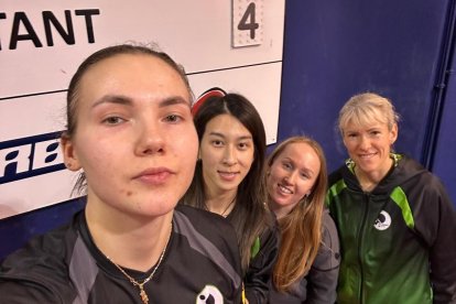Anastasia Kolish, Peiyu Zhu, Aliona Skobina (delegada) y Natalya Prosvirnina.