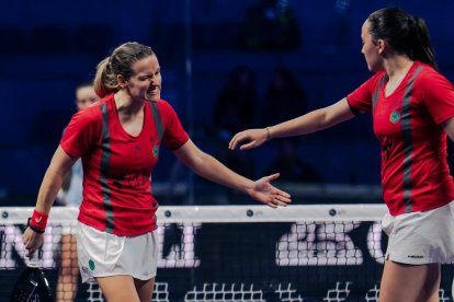 Ari Sánchez y Andrea Ustero, celebrando un punto en la Hexagon Cup.