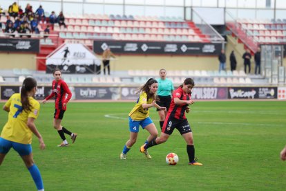 Carme Cendra contola un balón en el derbi de la primera vuelta en el Estadi.