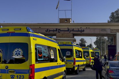 RAFAH, 01/02/2026.- En el cruce de Rafah que conecta Egipto con la Franja de Gaza avanzan este domingo los trabajos y trámites para la reapertura anunciada por Israel, que seguirá manteniendo el control, aunque este domingo no se espera que puedan cruzar aún civiles. Después de casi dos años de cierre, el paso de Rafah, en la frontera entre Egipto y la Franja de Gaza, abrirá este domingo. EFE/