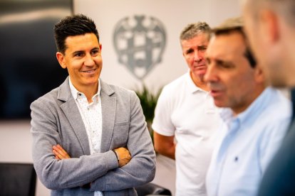 El representante de futbolistas Toni Calvo en las oficinas del Levante.