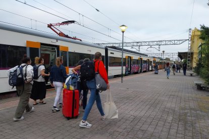 Imatge d'arxiu de passatgers de l'R13 provinents de Barcelona, baixant a l'estació de Valls.