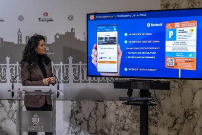 La concejal de Mobilitat de Tarragona, Sònia Orts, explicando el nuevo sistema.
