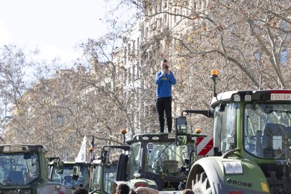 Varios centenares de agricultores convocados por el movimiento agrario Revolta Pagesa se concentran en el centro de Barcelona