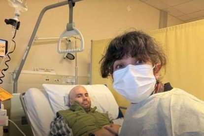 David Català, en el hospital Queen Mary de Hong Kong junto a su pareja.