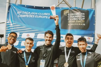 Abdessamad Oukhelfen, en el podio junto a sus compañeros del Vicky Foods Athletics.