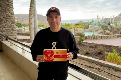 Juanan Fernández, con la distinción.