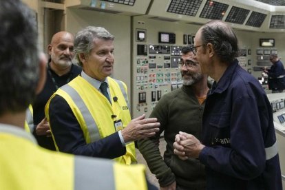 Alberto Núñez Feijóo en una visita a la central nuclear de Ascó
