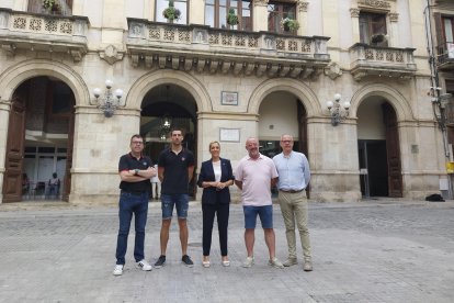 L’alcaldessa de Valls, Dolors Farré, amb representants de les dues colles vallenques, el dia que van presentar l'acte d'homenatge a Antoni Gaudí.