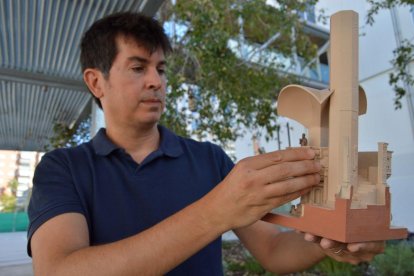 Albert Samper, amb la reconstrucció digital a les mans.