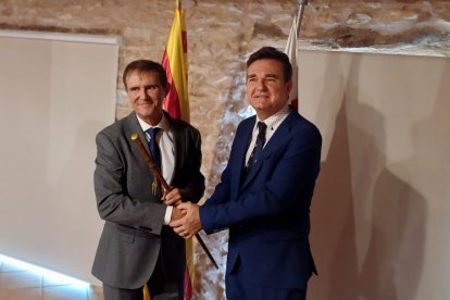 Gimeno, a l’esquerra, amb la vara d’alcalde acabada de rebre de les mans d’Ollés.