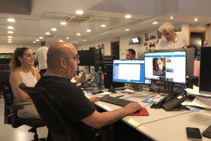 Momentos antes del lanzamiento de la nueva web en la redacción del 'Diari'