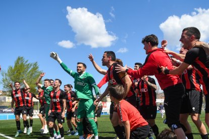 Los jugadores del Reus FCR celebran con el público el ascenso.