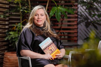 La autora Katriona O'Sullivan posa con un ejemplar de su libro 'Pobre'.
