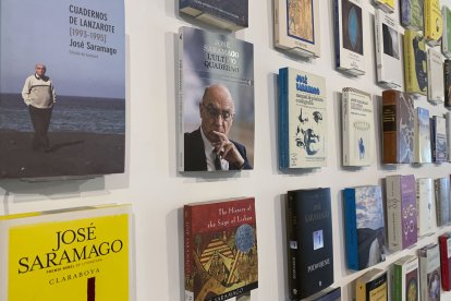 Una de las salas de la Fundación José Saramago en Lisboa, donde muestran libros publicados por el autor. Foto: EFE/ Carlota Ciudad