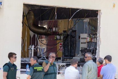 Agentes de la Guardia Civil en el bar Casa Javi de Lo Pagán, en San Pedro del Pinatar, donde este jueves se ha registrado una exposión que ha causado, 15 heridos, tres muy graves. En el momento de la deflagración, el bar se encontraba cerrado.