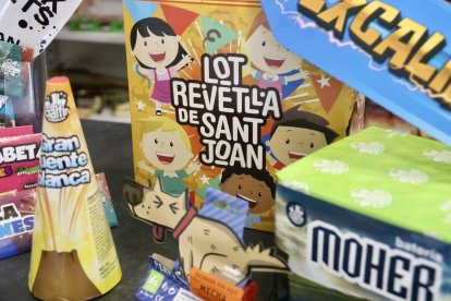 Varios productos pirotécnicos de baja sonoridad en una tienda de petardos La Traca